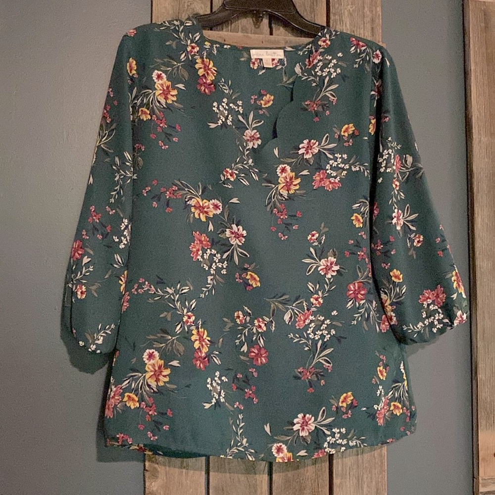 Floral Top with Scalloped V-Neck (NWOT)